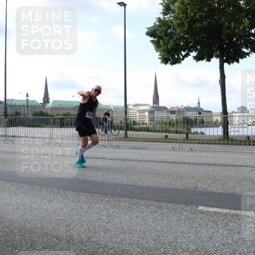 29.06.2025 - hella hamburg halbmarathon Lena Gebhardt http://msf.ph/oto/8467435 29.06.2025 09:55:18 Lombardsbrücke 681, 666, 6836, 1120, 1151, 1200, 1683, 1696, 1706, 1884, 1976, 2207, 2274, 2287, 2367, 2411, 2592, 2596, 2816, 3087, 3208, 3209, 3258, 3435, 3747, 3985, 4093, 4121, 4189, 4832, 4938, 5102, 5399, 5459, 5638, 5705, 5708, 5915, 6027, 6054, 6158, 6290, 6389, 6532, 6662, 6836, 6923, 6938, 6991, 7052, 7312, 7335, 7659, 7908, 8371, 8437, 8487, 8693, 8889, 8981, 9031, 9093, 9159, 9476, 9661, 9710, 9869, 9931, 11333 meine-sportfotos.de