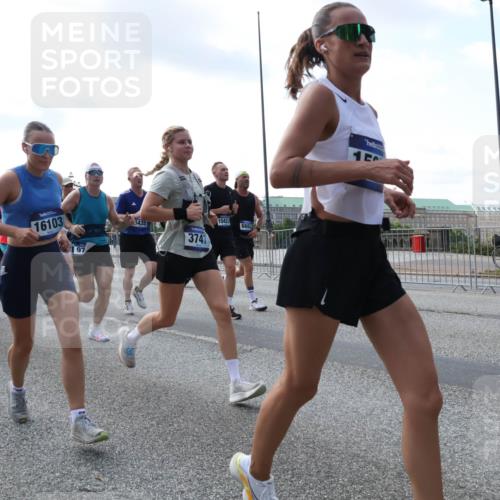 29.06.2025 - hella hamburg halbmarathon Lena Gebhardt http://msf.ph/oto/8467507 29.06.2025 09:55:18 Lombardsbrücke 287, 16103, 97, 3435, 3747, 1042, 6662, 1120, 1151, 1200, 1683, 1696, 1706, 1884, 1976, 2207, 2274, 2287, 2367, 2411, 2592, 2596, 2816, 3087, 3208, 3209, 3258, 3435, 3747, 3985, 4093, 4121, 4189, 4832, 4938, 5102, 5399, 5459, 5638, 5705, 5708, 5915, 6027, 6054, 6158, 6290, 6389, 6532, 6662, 6836, 6923, 6938, 6991, 7052, 7312, 7335, 7659, 7908, 8371, 8437, 8487, 8693, 8889, 8981, 9031, 9093, 9159, 9476, 9661, 9710, 9869, 9931, 11333 meine-sportfotos.de