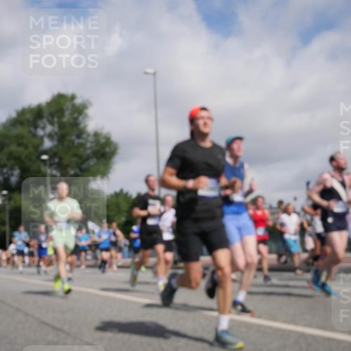 29.06.2025 - hella hamburg halbmarathon Luisa Fischer http://msf.ph/oto/8467545 29.06.2025 09:58:19 Kennedybrücke 1200, 1630, 1696, 1706, 2207, 3213, 3692, 4088, 4324, 4345, 4601, 4847, 4890, 5421, 6009, 6691, 6938, 7056, 7312, 7367, 8139, 8205, 8216, 8234, 8302, 8856, 8899, 8955, 8977, 10263 meine-sportfotos.de