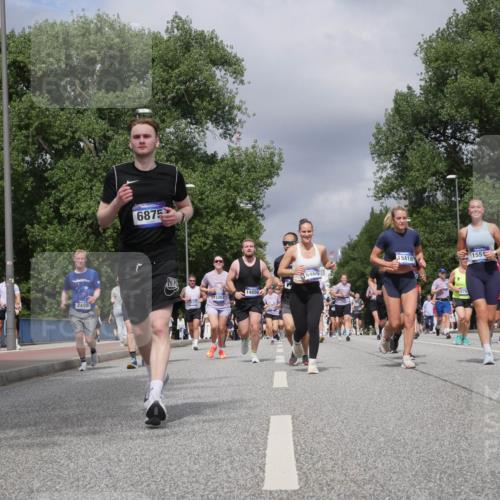 29.06.2025 - hella hamburg halbmarathon Luisa Fischer http://msf.ph/oto/8467561 29.06.2025 10:42:31 Kennedybrücke 6875, 14856, 15262, 2498, 6469, 15418, 1551, 878, 736, 10315, 18167, 2092, 2498, 6112, 6342, 6343, 7263, 7684, 7815, 8783, 10315, 10604, 10696 meine-sportfotos.de