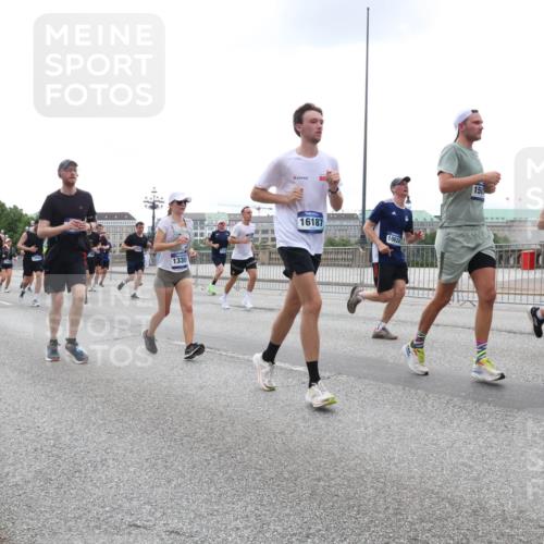 29.06.2025 - hella hamburg halbmarathon Lena Gebhardt http://msf.ph/oto/8467564 29.06.2025 10:32:39 Lombardsbrücke 7741, 1339, 16187, 10624, 150, 1078, 1199, 1237, 1640, 1732, 1987, 2059, 2276, 2349, 2943, 3022, 3365, 3422, 3653, 3660, 3670, 3707, 3708, 3753, 3778, 4314, 4365, 4446, 4605, 4857, 5658, 5743, 5783, 5871, 5941, 6040, 6228, 6312, 6315, 6861, 7308, 7309, 7387, 7468, 7531, 7633, 7702, 7749, 7750, 8124, 8127, 8170, 8175, 8303, 8625, 8787, 8839, 8840, 8914, 8993, 9010, 9034, 9125, 9188, 9206, 9542, 10002, 10013, 10048, 10277, 11756, 12423, 12424 meine-sportfotos.de