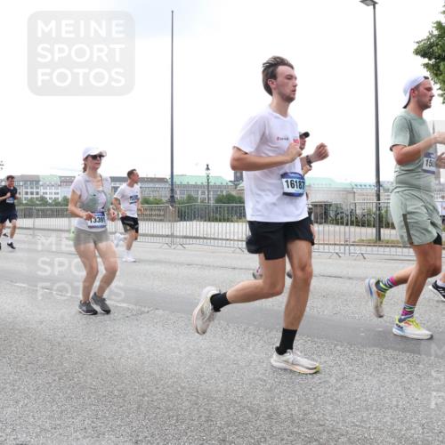29.06.2025 - hella hamburg halbmarathon Lena Gebhardt http://msf.ph/oto/8467665 29.06.2025 10:32:39 Lombardsbrücke 13391, 16187, 150, 1078, 1199, 1237, 1640, 1732, 1987, 2059, 2276, 2349, 2943, 3022, 3365, 3422, 3653, 3660, 3670, 3707, 3708, 3753, 3778, 4314, 4365, 4446, 4605, 4857, 5658, 5743, 5783, 5871, 5941, 6040, 6228, 6312, 6315, 6861, 7308, 7309, 7387, 7468, 7531, 7633, 7702, 7749, 7750, 8124, 8127, 8170, 8175, 8303, 8625, 8787, 8839, 8840, 8914, 8993, 9010, 9034, 9125, 9188, 9206, 9542, 10002, 10013, 10048, 10277, 11756, 12423, 12424 meine-sportfotos.de