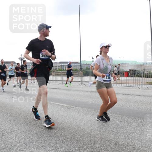 29.06.2025 - hella hamburg halbmarathon Lena Gebhardt http://msf.ph/oto/8467772 29.06.2025 10:32:40 Lombardsbrücke 9010, 16898, 3655, 13391, 1078, 1199, 1237, 1640, 1732, 1987, 2059, 2276, 2349, 2943, 3022, 3365, 3422, 3653, 3660, 3670, 3707, 3708, 3753, 3778, 4365, 4446, 4555, 4605, 4857, 5783, 5871, 5941, 6040, 6228, 6312, 6315, 6861, 7308, 7309, 7387, 7468, 7531, 7633, 7702, 7749, 7750, 8124, 8127, 8170, 8175, 8303, 8625, 8787, 8839, 8840, 8914, 8993, 9010, 9034, 9125, 9188, 9206, 9542, 9768, 10002, 10013, 10048, 10277, 11756, 12423, 12424 meine-sportfotos.de