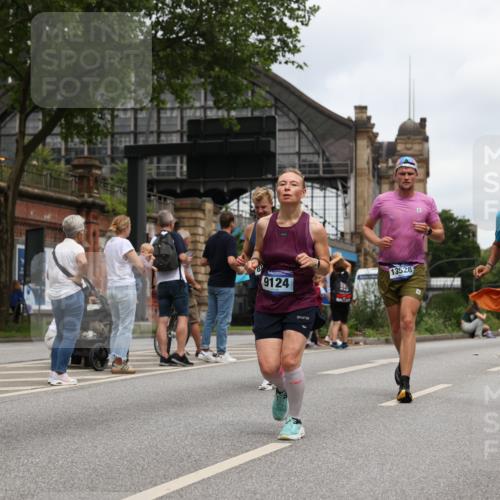 29.06.2025 - hella hamburg halbmarathon Yannick Fuchs http://msf.ph/oto/8467834 29.06.2025 10:57:25 20KM 1184, 1316, 1722, 1724, 1940, 1992, 2424, 3360, 4370, 4665, 5305, 5511, 5734, 6631, 7243, 7333, 8469, 8478, 8822, 9124, 9439, 9681, 9899, 10128, 10766, 10866, 11402, 11527, 12316, 12513, 13528, 13551, 14313, 15137, 15516, 15550, 16371, 16426, 16478, 16639, 16872, 17071, 17757, 17890, 17894, 18028, 18122, 18355, 18359, 18452 meine-sportfotos.de