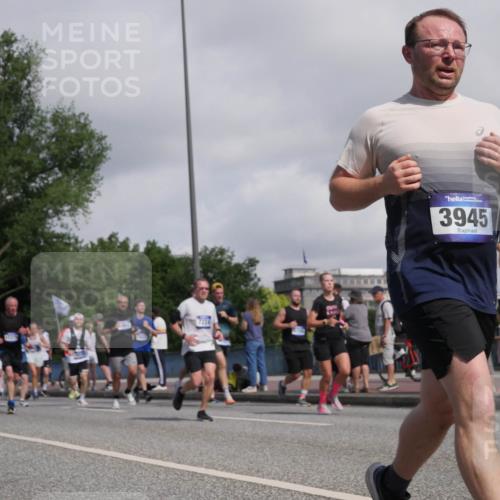 29.06.2025 - hella hamburg halbmarathon Luisa Fischer http://msf.ph/oto/8467908 29.06.2025 09:58:39 Kennedybrücke 791, 3945, 1143, 1216, 1507, 2260, 2884, 3060, 3399, 3945, 4127, 4346, 4938, 5116, 5708, 6134, 6481, 6994, 7100, 7224, 8390, 8668, 8821, 9074, 9551, 10596, 10603, 10811 meine-sportfotos.de