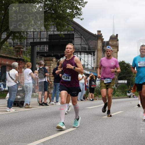 29.06.2025 - hella hamburg halbmarathon Yannick Fuchs http://msf.ph/oto/8467915 29.06.2025 10:57:25 20KM 1184, 1316, 1722, 1724, 1940, 1992, 2424, 3360, 4370, 4665, 5305, 5511, 5734, 6631, 7243, 7333, 8469, 8478, 8822, 9124, 9439, 9681, 9899, 10128, 10766, 10866, 11402, 11527, 12316, 12513, 13528, 13551, 14313, 15137, 15516, 15550, 16371, 16426, 16478, 16639, 16872, 17071, 17757, 17890, 17894, 18028, 18122, 18355, 18359, 18452 meine-sportfotos.de