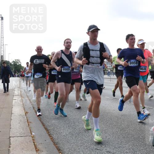 29.06.2025 - hella hamburg halbmarathon Lena Gebhardt http://msf.ph/oto/8467921 29.06.2025 09:55:20 Lombardsbrücke 7052, 18324, 8955, 1683, 14686, 9959, 9649, 1005, 1120, 1151, 1200, 1683, 1696, 1706, 1884, 1976, 2207, 2274, 2287, 2411, 2592, 2596, 2706, 2816, 3087, 3208, 3209, 3213, 3258, 3435, 3747, 3985, 4088, 4093, 4121, 4189, 4832, 4847, 4890, 4938, 5102, 5399, 5459, 5638, 5705, 5708, 5915, 6027, 6054, 6158, 6290, 6389, 6421, 6532, 6662, 6836, 6923, 6938, 6991, 7052, 7312, 7335, 7659, 7908, 8371, 8437, 8487, 8693, 8889, 9031, 9093, 9159, 9476, 9661, 9869, 9931, 11333 meine-sportfotos.de