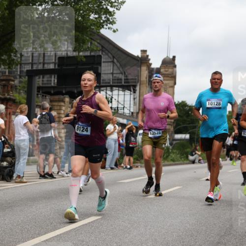 29.06.2025 - hella hamburg halbmarathon Yannick Fuchs http://msf.ph/oto/8467948 29.06.2025 10:57:26 20KM 1184, 1316, 1722, 1724, 1940, 1992, 2424, 3360, 4370, 4665, 5305, 5511, 5734, 6631, 7243, 7333, 8469, 8478, 8822, 9124, 9439, 9681, 9899, 10128, 10766, 10866, 11402, 11527, 11771, 12315, 12316, 12513, 13528, 13551, 14313, 15137, 15516, 15550, 16371, 16426, 16478, 16639, 16872, 17071, 17757, 17890, 17894, 18028, 18122, 18355, 18452 meine-sportfotos.de