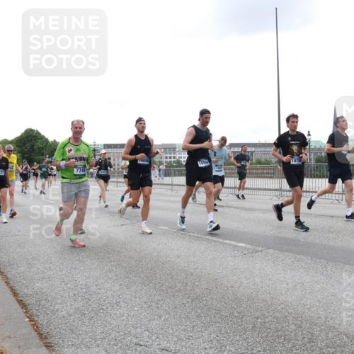 29.06.2025 - hella hamburg halbmarathon Lena Gebhardt http://msf.ph/oto/8467965 29.06.2025 10:32:42 Lombardsbrücke 6718, 6727, 898, 16999, 7749, 1430, 1870, 1078, 1199, 1237, 1640, 1732, 2059, 2276, 3022, 3365, 3422, 3653, 3660, 3670, 3707, 3708, 3753, 3778, 4365, 4446, 4555, 4857, 5783, 5871, 5941, 6040, 6228, 6312, 6315, 6861, 7308, 7309, 7387, 7468, 7531, 7633, 7702, 7749, 7750, 8124, 8127, 8170, 8175, 8303, 8625, 8787, 8839, 8840, 8914, 8993, 9010, 9034, 9125, 9188, 9206, 9471, 9542, 9768, 10002, 10013, 10048, 10277, 11756, 12423, 12424 meine-sportfotos.de