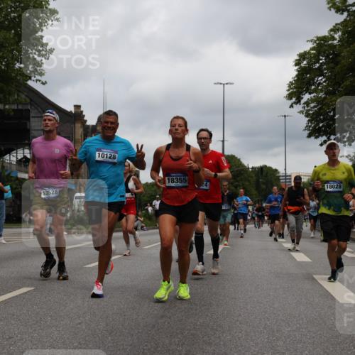 29.06.2025 - hella hamburg halbmarathon Yannick Fuchs http://msf.ph/oto/8468071 29.06.2025 10:57:26 20KM 1184, 1316, 1722, 1724, 1940, 1992, 2424, 3360, 4370, 4665, 5305, 5511, 5734, 6631, 7243, 7333, 8469, 8478, 8822, 9124, 9439, 9681, 9899, 10128, 10766, 10866, 11402, 11527, 11771, 12315, 12316, 12513, 13528, 13551, 14313, 15137, 15516, 15550, 16371, 16426, 16478, 16639, 16872, 17071, 17757, 17890, 17894, 18028, 18122, 18355, 18452 meine-sportfotos.de