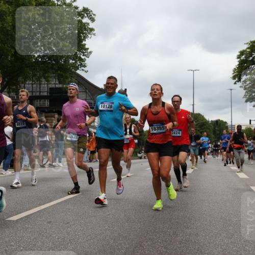 29.06.2025 - hella hamburg halbmarathon Yannick Fuchs http://msf.ph/oto/8468206 29.06.2025 10:57:27 20KM 1184, 1316, 1722, 1724, 1940, 1992, 2424, 3360, 4370, 4665, 5305, 5511, 5734, 6631, 7243, 7333, 8469, 8478, 8822, 9124, 9439, 9681, 9899, 10128, 10705, 10766, 10866, 11402, 11527, 11657, 11771, 12315, 12316, 12513, 13171, 13528, 13551, 14313, 15137, 15516, 15550, 16371, 16426, 16478, 16639, 16872, 17071, 17757, 17890, 17894, 18028, 18122, 18355, 18452 meine-sportfotos.de