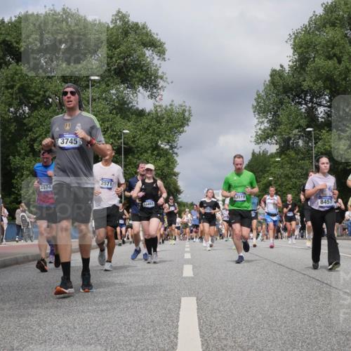 29.06.2025 - hella hamburg halbmarathon Luisa Fischer http://msf.ph/oto/8468245 29.06.2025 10:42:49 Kennedybrücke 1390, 3745, 2574, 2571, 3461, 1215, 13519, 16382, 8457, 1232, 3353, 4855, 6321, 7053, 7125, 7501, 8457, 9708, 10001, 10516 meine-sportfotos.de