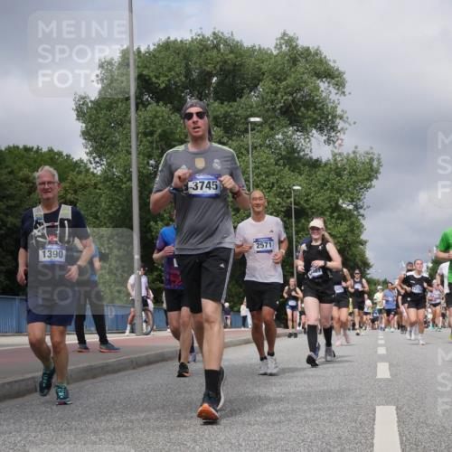 29.06.2025 - hella hamburg halbmarathon Luisa Fischer http://msf.ph/oto/8468254 29.06.2025 10:42:49 Kennedybrücke 1390, 3745, 2571, 12150, 13519, 104, 1232, 3353, 4855, 6321, 7053, 7125, 7501, 8457, 9708, 10001, 10516 meine-sportfotos.de