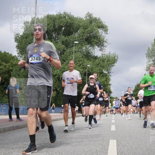 29.06.2025 - hella hamburg halbmarathon Luisa Fischer http://msf.ph/oto/8468269 29.06.2025 10:42:50 Kennedybrücke 1390, 3745, 25, 3461, 4609, 13519, 19104, 17536, 6321, 1232, 3353, 3727, 4855, 6321, 7053, 7125, 7501, 8457, 9455, 9708, 10001, 10516 meine-sportfotos.de