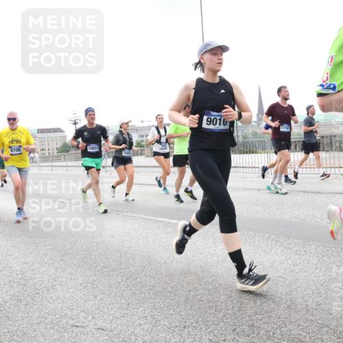 29.06.2025 - hella hamburg halbmarathon Lena Gebhardt http://msf.ph/oto/8468306 29.06.2025 10:32:44 Lombardsbrücke 9706, 10013, 6727, 10203, 6718, 9010, 17167, 774, 1078, 1199, 1237, 1640, 1732, 2059, 2276, 2959, 3365, 3391, 3422, 3653, 3660, 3670, 3707, 3708, 3753, 3778, 4096, 4365, 4446, 4555, 4857, 5110, 5783, 5871, 5941, 6040, 6228, 6312, 6315, 6861, 7308, 7309, 7387, 7468, 7531, 7633, 7702, 7749, 7750, 7982, 8124, 8127, 8170, 8303, 8625, 8787, 8839, 8840, 8914, 8993, 9010, 9034, 9125, 9143, 9188, 9206, 9471, 9542, 9768, 10002, 10013, 10048, 10277, 11260, 11756, 12423, 12424 meine-sportfotos.de