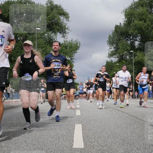 29.06.2025 - hella hamburg halbmarathon Luisa Fischer http://msf.ph/oto/8468326 29.06.2025 10:42:51 Kennedybrücke 2571, 446, 4, 3461, 12150, 4609, 1553, 13060, 632, 1351, 1232, 3353, 3727, 4855, 6321, 7053, 7125, 7501, 8457, 9455, 9708, 10516 meine-sportfotos.de