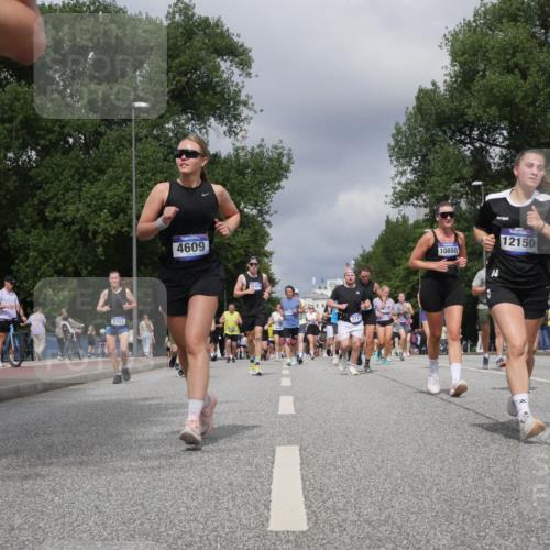 29.06.2025 - hella hamburg halbmarathon Luisa Fischer http://msf.ph/oto/8468393 29.06.2025 10:42:54 Kennedybrücke 3353, 4609, 4419, 3727, 10888, 14, 12150, 1753, 130, 3353, 3727, 4523, 4659, 4855, 6321, 6698, 7125, 7501, 8457, 9455, 10714 meine-sportfotos.de
