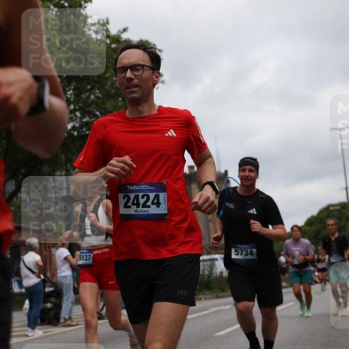 29.06.2025 - hella hamburg halbmarathon Yannick Fuchs http://msf.ph/oto/8468404 29.06.2025 10:57:28 20KM 1184, 1316, 1722, 1724, 1940, 1992, 2424, 3360, 4370, 4665, 5305, 5511, 5734, 6631, 7243, 7333, 8469, 8822, 9124, 9439, 9681, 9899, 10128, 10705, 10766, 10866, 11527, 11657, 11771, 12315, 12316, 12513, 13171, 13528, 13551, 14135, 14313, 14493, 15137, 15516, 15550, 16426, 16478, 16639, 16872, 17071, 17437, 17757, 17890, 17894, 18028, 18122, 18355, 18452 meine-sportfotos.de