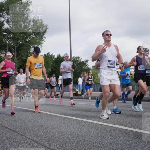29.06.2025 - hella hamburg halbmarathon Luisa Fischer http://msf.ph/oto/8468468 29.06.2025 09:58:55 Kennedybrücke 467, 18190, 12875, 14239, 13812, 13948, 7282, 19053, 1061, 1120, 1452, 1592, 1976, 2504, 2953, 5607, 7943, 8989, 10408 meine-sportfotos.de