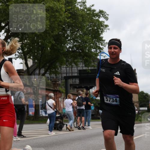 29.06.2025 - hella hamburg halbmarathon Yannick Fuchs http://msf.ph/oto/8468577 29.06.2025 10:57:29 20KM 1184, 1316, 1722, 1724, 1940, 1992, 2424, 3360, 4370, 5305, 5734, 6631, 7243, 7333, 8469, 8822, 9124, 9439, 9681, 9899, 10128, 10705, 10766, 10866, 11527, 11657, 11771, 12315, 12316, 12513, 13171, 13528, 13551, 14135, 14313, 14493, 15137, 15516, 15550, 16426, 16478, 16639, 16872, 17071, 17437, 17757, 17890, 17894, 18028, 18122, 18355, 18452 meine-sportfotos.de