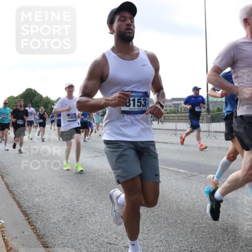 29.06.2025 - hella hamburg halbmarathon Lena Gebhardt http://msf.ph/oto/8468615 29.06.2025 09:55:23 Lombardsbrücke 8218, 13570, 8153, 1910, 10184, 17319, 1120, 1151, 1200, 1683, 1696, 1706, 1884, 1976, 2207, 2274, 2287, 2411, 2706, 2708, 2718, 2816, 3087, 3213, 3258, 3435, 3747, 3985, 4088, 4093, 4121, 4189, 4847, 4890, 4938, 5102, 5399, 5421, 5459, 5638, 5705, 5708, 5915, 6009, 6027, 6054, 6158, 6389, 6421, 6532, 6662, 6691, 6836, 6923, 6938, 6991, 7052, 7312, 7659, 8371, 8437, 8487, 8693, 8889, 9031, 9093, 9159, 9476, 9661, 9869, 9931, 11333 meine-sportfotos.de