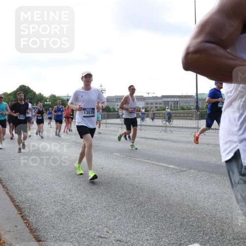 29.06.2025 - hella hamburg halbmarathon Lena Gebhardt http://msf.ph/oto/8468682 29.06.2025 09:55:24 Lombardsbrücke 13570, 15733, 8218, 19109, 1120, 1151, 1200, 1683, 1696, 1706, 1884, 1976, 2207, 2274, 2284, 2287, 2411, 2706, 2708, 2718, 2816, 3087, 3213, 3258, 3399, 3435, 3747, 3985, 4088, 4093, 4121, 4189, 4847, 4890, 4938, 5102, 5399, 5421, 5459, 5638, 5705, 5708, 5915, 6009, 6027, 6054, 6158, 6389, 6421, 6532, 6662, 6691, 6836, 6923, 6938, 6991, 7052, 7312, 7659, 8371, 8437, 8487, 8693, 8889, 9031, 9093, 9159, 9476, 9869, 9931, 11333 meine-sportfotos.de
