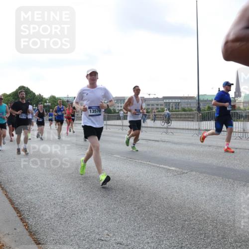 29.06.2025 - hella hamburg halbmarathon Lena Gebhardt http://msf.ph/oto/8468708 29.06.2025 09:55:24 Lombardsbrücke 13570, 1120, 1151, 1200, 1683, 1696, 1706, 1884, 1976, 2207, 2274, 2284, 2287, 2411, 2706, 2708, 2718, 2816, 3087, 3213, 3258, 3399, 3435, 3747, 3985, 4088, 4093, 4121, 4189, 4847, 4890, 4938, 5102, 5399, 5421, 5459, 5638, 5705, 5708, 5915, 6009, 6027, 6054, 6158, 6389, 6421, 6532, 6662, 6691, 6836, 6923, 6938, 6991, 7052, 7312, 7659, 8371, 8437, 8487, 8693, 8889, 9031, 9093, 9159, 9476, 9869, 9931, 11333 meine-sportfotos.de