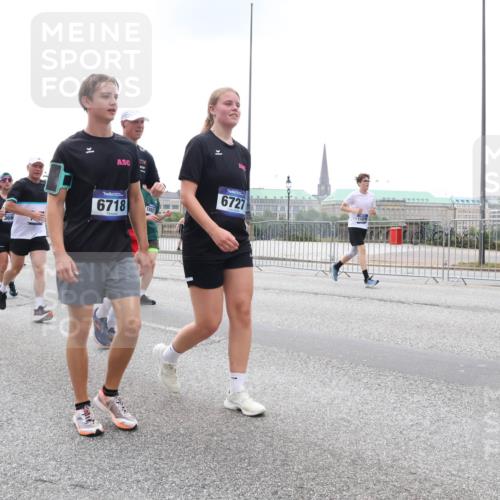 29.06.2025 - hella hamburg halbmarathon Lena Gebhardt http://msf.ph/oto/8468728 29.06.2025 10:32:47 Lombardsbrücke 7750, 6718, 1892, 6727, 1078, 1199, 1237, 1640, 1732, 2059, 2276, 2959, 3365, 3391, 3422, 3653, 3660, 3670, 3708, 3753, 4030, 4096, 4446, 4555, 4857, 5110, 5783, 5871, 5941, 6040, 6228, 6312, 6315, 6861, 7308, 7309, 7387, 7468, 7531, 7633, 7702, 7749, 7750, 7982, 8124, 8127, 8170, 8303, 8625, 8787, 8839, 8840, 8914, 8993, 9010, 9034, 9143, 9188, 9471, 9542, 9768, 10002, 10013, 10048, 10277, 11260, 11756, 12423, 12424, 14305, 14743 meine-sportfotos.de