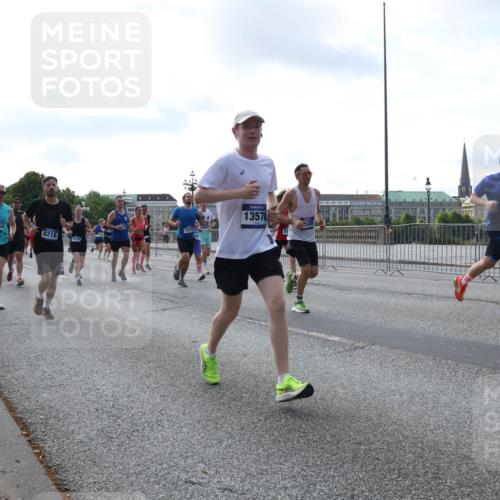29.06.2025 - hella hamburg halbmarathon Lena Gebhardt http://msf.ph/oto/8468746 29.06.2025 09:55:24 Lombardsbrücke 15733, 8218, 13570, 81, 1910, 1120, 1151, 1200, 1683, 1696, 1706, 1884, 1976, 2207, 2274, 2284, 2287, 2411, 2706, 2708, 2718, 2816, 3087, 3213, 3258, 3399, 3435, 3747, 3985, 4088, 4093, 4121, 4189, 4847, 4890, 4938, 5102, 5399, 5421, 5459, 5638, 5705, 5708, 5915, 6009, 6027, 6054, 6158, 6389, 6421, 6532, 6662, 6691, 6836, 6923, 6938, 6991, 7052, 7312, 7659, 8371, 8437, 8487, 8693, 8889, 9031, 9093, 9159, 9476, 9869, 9931, 11333 meine-sportfotos.de