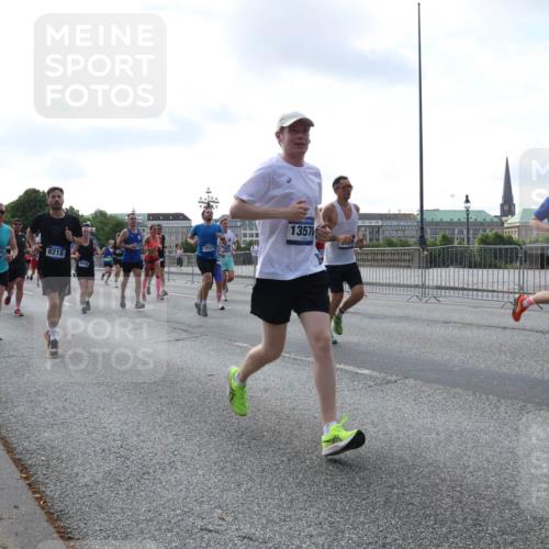 29.06.2025 - hella hamburg halbmarathon Lena Gebhardt http://msf.ph/oto/8468776 29.06.2025 09:55:24 Lombardsbrücke 8218, 15733, 12533, 1357, 1910, 1120, 1151, 1200, 1683, 1696, 1706, 1884, 1976, 2207, 2274, 2284, 2287, 2411, 2706, 2708, 2718, 2816, 3087, 3213, 3258, 3399, 3435, 3747, 3985, 4088, 4093, 4121, 4189, 4847, 4890, 4938, 5102, 5399, 5421, 5459, 5638, 5705, 5708, 5915, 6009, 6027, 6054, 6158, 6389, 6421, 6532, 6662, 6691, 6836, 6923, 6938, 6991, 7052, 7312, 7659, 8371, 8437, 8487, 8693, 8889, 9031, 9093, 9159, 9476, 9869, 9931, 11333 meine-sportfotos.de