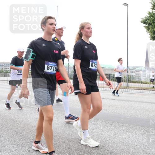 29.06.2025 - hella hamburg halbmarathon Lena Gebhardt http://msf.ph/oto/8468784 29.06.2025 10:32:48 Lombardsbrücke 3660, 7387, 6718, 672, 1078, 1199, 1237, 1640, 1732, 2059, 2276, 2959, 3365, 3391, 3422, 3653, 3660, 3670, 3708, 3753, 4030, 4096, 4446, 4555, 4650, 4857, 5110, 5783, 5871, 5941, 6040, 6228, 6312, 6315, 6861, 7308, 7309, 7387, 7468, 7531, 7633, 7702, 7749, 7750, 7982, 8127, 8170, 8303, 8625, 8839, 8840, 8914, 8993, 9010, 9034, 9143, 9188, 9471, 9542, 9768, 10002, 10013, 10048, 10277, 11260, 11756, 12423, 12424, 14305, 14743, 15951 meine-sportfotos.de