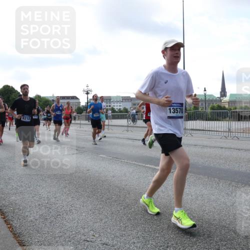 29.06.2025 - hella hamburg halbmarathon Lena Gebhardt http://msf.ph/oto/8468793 29.06.2025 09:55:24 Lombardsbrücke 15731, 1892, 8218, 8720, 13570, 1910, 1120, 1151, 1200, 1683, 1696, 1706, 1884, 1976, 2207, 2274, 2284, 2287, 2411, 2706, 2708, 2718, 2816, 3087, 3213, 3258, 3399, 3435, 3747, 3985, 4088, 4093, 4121, 4189, 4847, 4890, 4938, 5102, 5399, 5421, 5459, 5638, 5705, 5708, 5915, 6009, 6027, 6054, 6158, 6389, 6421, 6532, 6662, 6691, 6836, 6923, 6938, 6991, 7052, 7312, 7659, 8371, 8437, 8487, 8693, 8889, 9031, 9093, 9159, 9476, 9869, 9931, 11333 meine-sportfotos.de