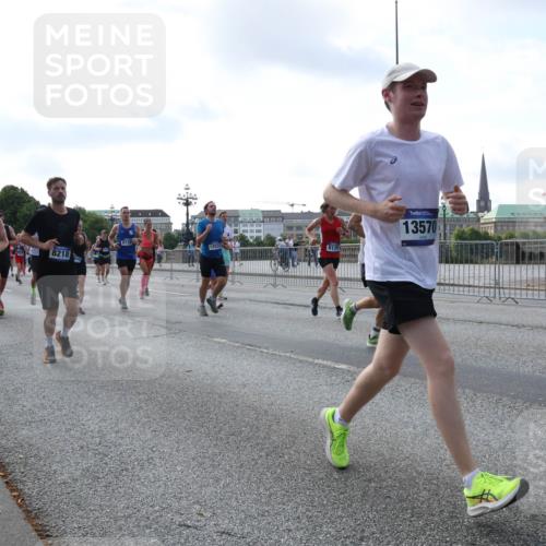 29.06.2025 - hella hamburg halbmarathon Lena Gebhardt http://msf.ph/oto/8468819 29.06.2025 09:55:25 Lombardsbrücke 18925, 8218, 8720, 8139, 13570, 1910, 1120, 1151, 1200, 1630, 1683, 1696, 1706, 1884, 1976, 2207, 2274, 2284, 2287, 2411, 2706, 2708, 2718, 2816, 3087, 3213, 3258, 3399, 3435, 3654, 3747, 3985, 4088, 4093, 4121, 4189, 4345, 4847, 4890, 4938, 5102, 5399, 5421, 5459, 5638, 5705, 5708, 5915, 6009, 6027, 6054, 6158, 6421, 6532, 6662, 6691, 6836, 6923, 6938, 6991, 7052, 7269, 7312, 7659, 8371, 8437, 8487, 8693, 8889, 9031, 9159, 9476, 9869, 9931, 11333 meine-sportfotos.de