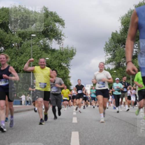 29.06.2025 - hella hamburg halbmarathon Luisa Fischer http://msf.ph/oto/8468826 29.06.2025 10:43:05 Kennedybrücke 12116, 7199, 17333, 1760, 2313, 2976, 3046, 4173, 4523, 4659, 4752, 6427, 6698, 6739, 7045, 7524, 9698, 9777, 10441, 10512, 10714 meine-sportfotos.de