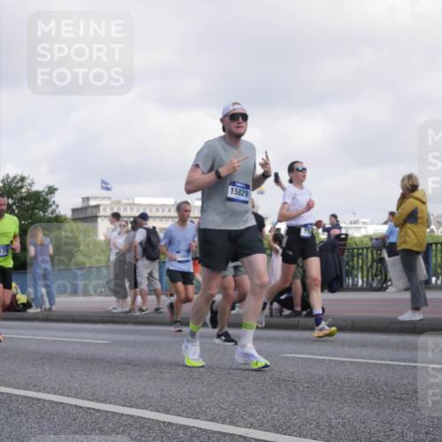 29.06.2025 - hella hamburg halbmarathon Luisa Fischer http://msf.ph/oto/8468934 29.06.2025 09:59:07 Kennedybrücke 5600, 7178, 15829, 1120, 1499, 1502, 2953, 4077, 4711, 5600, 5978, 6511, 6512, 7178, 7583, 7943, 9695, 9793 meine-sportfotos.de