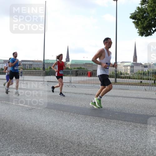 29.06.2025 - hella hamburg halbmarathon Lena Gebhardt http://msf.ph/oto/8468994 29.06.2025 09:55:25 Lombardsbrücke 8218, 1253, 1120, 1151, 1200, 1630, 1683, 1696, 1706, 1884, 1976, 2207, 2274, 2284, 2287, 2411, 2706, 2708, 2718, 2816, 3087, 3213, 3258, 3399, 3435, 3654, 3747, 3985, 4088, 4093, 4121, 4189, 4345, 4847, 4890, 4938, 5102, 5399, 5421, 5459, 5638, 5705, 5708, 5915, 6009, 6027, 6054, 6158, 6421, 6532, 6662, 6691, 6836, 6923, 6938, 6991, 7052, 7269, 7312, 7659, 8371, 8437, 8487, 8693, 8889, 9031, 9159, 9476, 9869, 9931, 11333 meine-sportfotos.de