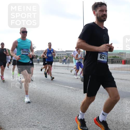 29.06.2025 - hella hamburg halbmarathon Lena Gebhardt http://msf.ph/oto/8469136 29.06.2025 09:55:26 Lombardsbrücke 5, 15733, 12891, 18926, 899, 8720, 8454, 8218, 1120, 1151, 1200, 1630, 1683, 1696, 1706, 1884, 1976, 2207, 2274, 2284, 2287, 2411, 2706, 2708, 2718, 2816, 3087, 3213, 3258, 3399, 3435, 3654, 3747, 3985, 4088, 4093, 4121, 4189, 4345, 4847, 4890, 4938, 5102, 5399, 5421, 5459, 5638, 5705, 5708, 5915, 6009, 6027, 6054, 6158, 6421, 6532, 6662, 6691, 6836, 6923, 6938, 6991, 7052, 7269, 7312, 7659, 8371, 8437, 8487, 8693, 8889, 9031, 9159, 9476, 9869, 9931, 11333 meine-sportfotos.de