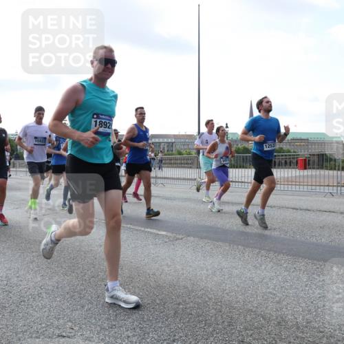29.06.2025 - hella hamburg halbmarathon Lena Gebhardt http://msf.ph/oto/8469165 29.06.2025 09:55:26 Lombardsbrücke 12891, 15923, 1892, 12533, 1120, 1151, 1200, 1630, 1683, 1696, 1706, 1884, 1976, 2207, 2274, 2284, 2287, 2411, 2706, 2708, 2718, 2816, 3087, 3213, 3258, 3399, 3435, 3654, 3747, 3985, 4088, 4093, 4121, 4189, 4345, 4847, 4890, 4938, 5102, 5399, 5421, 5459, 5638, 5705, 5708, 5915, 6009, 6027, 6054, 6158, 6421, 6532, 6662, 6691, 6836, 6923, 6938, 6991, 7052, 7269, 7312, 7659, 8371, 8437, 8487, 8693, 8889, 9031, 9159, 9476, 9869, 9931, 11333 meine-sportfotos.de