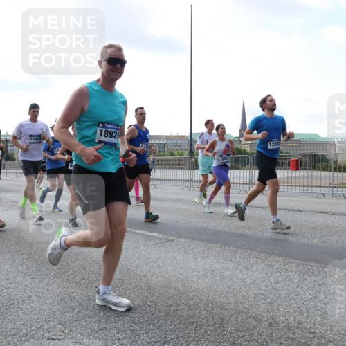 29.06.2025 - hella hamburg halbmarathon Lena Gebhardt http://msf.ph/oto/8469200 29.06.2025 09:55:26 Lombardsbrücke 12891, 15923, 1892, 19, 872, 8454, 12533, 1120, 1151, 1200, 1630, 1683, 1696, 1706, 1884, 1976, 2207, 2274, 2284, 2287, 2411, 2706, 2708, 2718, 2816, 3087, 3213, 3258, 3399, 3435, 3654, 3747, 3985, 4088, 4093, 4121, 4189, 4345, 4847, 4890, 4938, 5102, 5399, 5421, 5459, 5638, 5705, 5708, 5915, 6009, 6027, 6054, 6158, 6421, 6532, 6662, 6691, 6836, 6923, 6938, 6991, 7052, 7269, 7312, 7659, 8371, 8437, 8487, 8693, 8889, 9031, 9159, 9476, 9869, 9931, 11333 meine-sportfotos.de