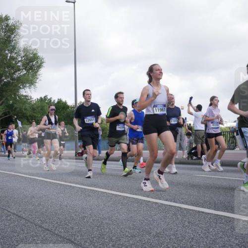 29.06.2025 - hella hamburg halbmarathon Luisa Fischer http://msf.ph/oto/8469222 29.06.2025 09:59:19 Kennedybrücke 18031, 5482, 12651, 14286, 419, 11961, 11645, 18297, 8335, 1628, 1877, 2083, 3256, 4065, 4377, 4404, 5482, 6286, 6511, 6512, 8261, 8335, 8921, 9537, 9597, 9638 meine-sportfotos.de