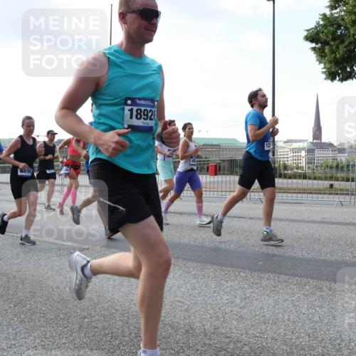 29.06.2025 - hella hamburg halbmarathon Lena Gebhardt http://msf.ph/oto/8469261 29.06.2025 09:55:27 Lombardsbrücke 13289, 8899, 18926, 12, 1120, 1151, 1200, 1461, 1630, 1683, 1696, 1706, 1884, 1976, 2207, 2274, 2284, 2287, 2411, 2706, 2708, 2718, 2816, 3087, 3213, 3258, 3399, 3435, 3654, 3747, 3985, 4088, 4093, 4121, 4189, 4345, 4847, 4890, 4938, 5102, 5399, 5421, 5459, 5638, 5705, 5708, 5915, 6009, 6027, 6054, 6158, 6421, 6481, 6532, 6662, 6691, 6836, 6923, 6938, 7052, 7269, 7312, 7659, 8371, 8437, 8693, 8889, 9031, 9159, 9476, 9869, 9931, 11333 meine-sportfotos.de