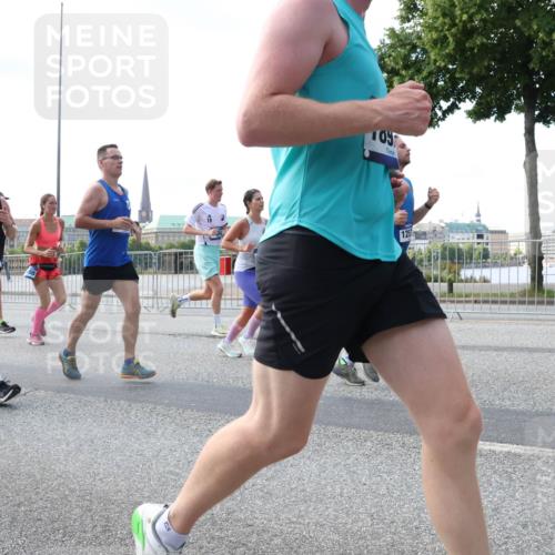 29.06.2025 - hella hamburg halbmarathon Lena Gebhardt http://msf.ph/oto/8469281 29.06.2025 09:55:27 Lombardsbrücke 15923, 8899, 109, 19, 125, 1120, 1151, 1200, 1461, 1630, 1683, 1696, 1706, 1884, 1976, 2207, 2274, 2284, 2287, 2411, 2706, 2708, 2718, 2816, 3087, 3213, 3258, 3399, 3435, 3654, 3747, 3985, 4088, 4093, 4121, 4189, 4345, 4847, 4890, 4938, 5102, 5399, 5421, 5459, 5638, 5705, 5708, 5915, 6009, 6027, 6054, 6158, 6421, 6481, 6532, 6662, 6691, 6836, 6923, 6938, 7052, 7269, 7312, 7659, 8371, 8437, 8693, 8889, 9031, 9159, 9476, 9869, 9931, 11333 meine-sportfotos.de