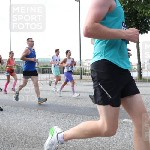 29.06.2025 - hella hamburg halbmarathon Lena Gebhardt http://msf.ph/oto/8469312 29.06.2025 09:55:27 Lombardsbrücke 5923, 8899, 8598, 8454, 1120, 1151, 1200, 1461, 1630, 1683, 1696, 1706, 1884, 1976, 2207, 2274, 2284, 2287, 2411, 2706, 2708, 2718, 2816, 3087, 3213, 3258, 3399, 3435, 3654, 3747, 3985, 4088, 4093, 4121, 4189, 4345, 4847, 4890, 4938, 5102, 5399, 5421, 5459, 5638, 5705, 5708, 5915, 6009, 6027, 6054, 6158, 6421, 6481, 6532, 6662, 6691, 6836, 6923, 6938, 7052, 7269, 7312, 7659, 8371, 8437, 8693, 8889, 9031, 9159, 9476, 9869, 9931, 11333 meine-sportfotos.de