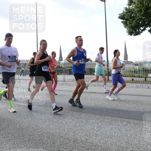 29.06.2025 - hella hamburg halbmarathon Lena Gebhardt http://msf.ph/oto/8469332 29.06.2025 09:55:27 Lombardsbrücke 15923, 8899, 8720, 125, 1120, 1151, 1200, 1461, 1630, 1683, 1696, 1706, 1884, 1976, 2207, 2274, 2284, 2287, 2411, 2706, 2708, 2718, 2816, 3087, 3213, 3258, 3399, 3435, 3654, 3747, 3985, 4088, 4093, 4121, 4189, 4345, 4847, 4890, 4938, 5102, 5399, 5421, 5459, 5638, 5705, 5708, 5915, 6009, 6027, 6054, 6158, 6421, 6481, 6532, 6662, 6691, 6836, 6923, 6938, 7052, 7269, 7312, 7659, 8371, 8437, 8693, 8889, 9031, 9159, 9476, 9869, 9931, 11333 meine-sportfotos.de