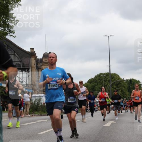 29.06.2025 - hella hamburg halbmarathon Yannick Fuchs http://msf.ph/oto/8469428 29.06.2025 10:57:32 20KM 1184, 1316, 1722, 1724, 1940, 1992, 2424, 3360, 4370, 5305, 5384, 5734, 6631, 7243, 7290, 7333, 8469, 8822, 9124, 9439, 9681, 10128, 10705, 10766, 10866, 11527, 11657, 11771, 12315, 12316, 12513, 12662, 13171, 13528, 13551, 14135, 14313, 14493, 15137, 15516, 15550, 15897, 16426, 16478, 16639, 16872, 17071, 17437, 17757, 17894, 18028, 18122, 18355, 18717 meine-sportfotos.de