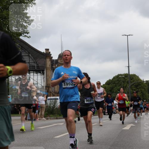 29.06.2025 - hella hamburg halbmarathon Yannick Fuchs http://msf.ph/oto/8469437 29.06.2025 10:57:32 20KM 1184, 1316, 1722, 1724, 1940, 1992, 2424, 3360, 4370, 5305, 5384, 5734, 6631, 7243, 7290, 7333, 8469, 8822, 9124, 9439, 9681, 10128, 10705, 10766, 10866, 11527, 11657, 11771, 12315, 12316, 12513, 12662, 13171, 13528, 13551, 14135, 14313, 14493, 15137, 15516, 15550, 15897, 16426, 16478, 16639, 16872, 17071, 17437, 17757, 17894, 18028, 18122, 18355, 18717 meine-sportfotos.de