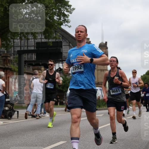 29.06.2025 - hella hamburg halbmarathon Yannick Fuchs http://msf.ph/oto/8469449 29.06.2025 10:57:33 20KM 1184, 1316, 1722, 1724, 1940, 1992, 2424, 3360, 4370, 5305, 5384, 5734, 6631, 7243, 7290, 7333, 8469, 8822, 9124, 9439, 9681, 10128, 10705, 10766, 10866, 11527, 11657, 11771, 12315, 12316, 12513, 12662, 13171, 13528, 13551, 14135, 14313, 14493, 15137, 15516, 15532, 15550, 15897, 16426, 16478, 16639, 16872, 17071, 17437, 17757, 17894, 18028, 18122, 18355, 18717 meine-sportfotos.de