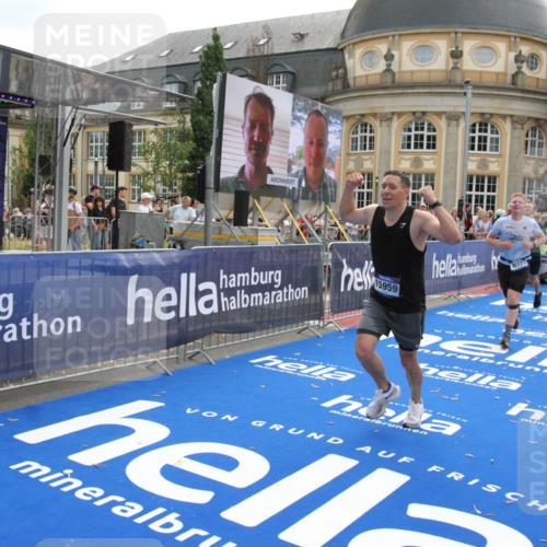 29.06.2025 - hella hamburg halbmarathon Michael Strokosch http://msf.ph/oto/8469483 29.06.2025 10:35:32 Ziel 1344, 1889, 4050, 5269, 10771, 15390, 15931, 15959, 16695, 16811, 17612, 17826, 19022 meine-sportfotos.de