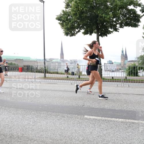 29.06.2025 - hella hamburg halbmarathon Lena Gebhardt http://msf.ph/oto/8469550 29.06.2025 10:32:52 Lombardsbrücke 1078, 1199, 1237, 1324, 1640, 1732, 2059, 2276, 2959, 3391, 3422, 3653, 3660, 3670, 3708, 3753, 3871, 4030, 4096, 4446, 4555, 4650, 4857, 5110, 5581, 5783, 5871, 5917, 5941, 6040, 6228, 6312, 6315, 6861, 7308, 7309, 7387, 7468, 7531, 7633, 7702, 7749, 7750, 7982, 8170, 8303, 8625, 8839, 8840, 8993, 9010, 9034, 9143, 9188, 9471, 9542, 9768, 10002, 10013, 10048, 10277, 11260, 11756, 12039, 12423, 12424, 14305, 14743, 15951 meine-sportfotos.de