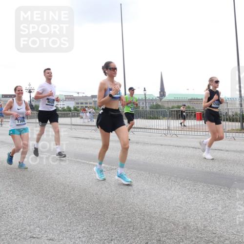 29.06.2025 - hella hamburg halbmarathon Lena Gebhardt http://msf.ph/oto/8469684 29.06.2025 10:32:53 Lombardsbrücke 7309, 9542, 7308, 9628, 12508, 1078, 1199, 1237, 1324, 1640, 1732, 2059, 2276, 2959, 3391, 3422, 3653, 3660, 3670, 3708, 3753, 3871, 4030, 4096, 4446, 4555, 4650, 5110, 5180, 5581, 5783, 5871, 5917, 5941, 6040, 6228, 6312, 6315, 6861, 7308, 7309, 7387, 7468, 7531, 7633, 7702, 7749, 7750, 7982, 8170, 8303, 8625, 8839, 8840, 9010, 9034, 9143, 9188, 9471, 9542, 9768, 10002, 10013, 10048, 10277, 11229, 11260, 11756, 12039, 12423, 12424, 14305, 14743, 15951 meine-sportfotos.de